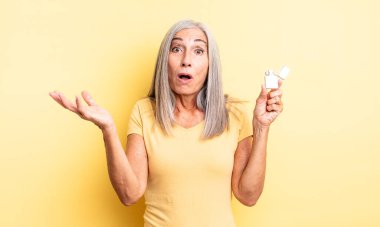 Orta yaşlı, güzel bir kadın inanılmaz bir sürprizle şaşkına dönmüş ve hayrete düşmüştü. daha hafif kavram