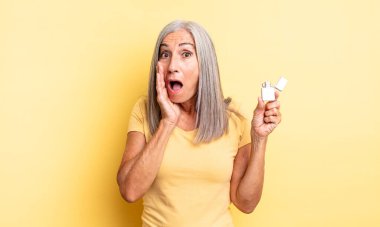 Orta yaşlı, güzel bir kadın şok olmuş ve korkmuş hissediyor. daha hafif kavram