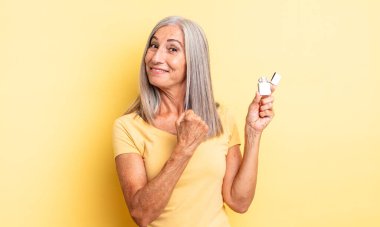 Orta yaşlı, güzel bir kadın kendini mutlu hisseder ve bir meydan okumayla yüzleşir ya da kutlama yapar. daha hafif kavram