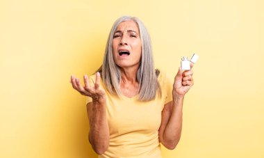 Orta yaşlı, güzel bir kadın umutsuz, sinirli ve stresli görünüyor. daha hafif kavram