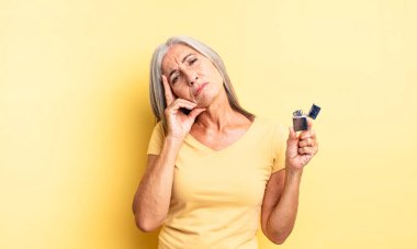 Orta yaşlı, güzel bir kadın bıkkın, yorgun ve uykulu hissediyor. daha hafif kavram