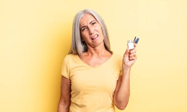 Orta yaşlı, güzel bir kadın şaşkın ve kafası karışık hissediyor. daha hafif kavram