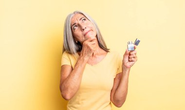 Orta yaşlı, düşünceli, kuşkulu ve kafası karışık bir kadın. daha hafif kavram