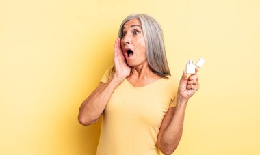 Orta yaşlı, güzel bir kadın mutlu, heyecanlı ve şaşırmış hissediyor. daha hafif kavram