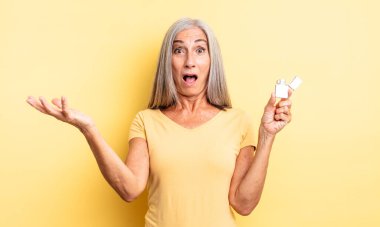 Orta yaşlı güzel bir kadın son derece şaşkın ve şaşırmış hissediyor. daha hafif kavram