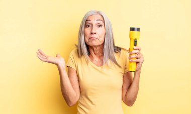 Orta yaşlı, güzel bir kadın şaşkın, şaşkın ve şüpheci hissediyor. fener konsepti