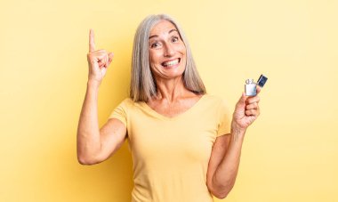 Orta yaşlı, güzel bir kadın bir fikri fark ettikten sonra mutlu ve heyecanlı bir dahi gibi hissediyor. daha hafif kavram