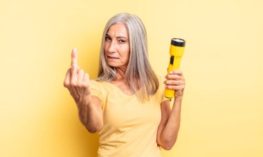 Orta yaşlı, güzel bir kadın sinirli, sinirli, asi ve agresif hissediyor. fener konsepti