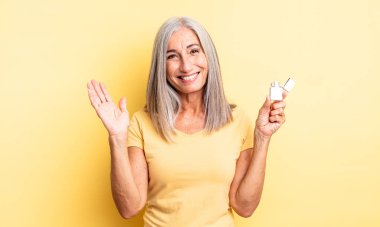 Orta yaşlı, güzel bir kadın kendini mutlu hissediyor. Bir çözüm ya da fikir bulduğuna şaşırıyor. daha hafif kavram