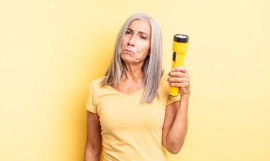 Orta yaşlı, güzel bir kadın üzgün ve mızmızlanıyor. Mutsuz bir bakışı var ve ağlıyor. fener konsepti