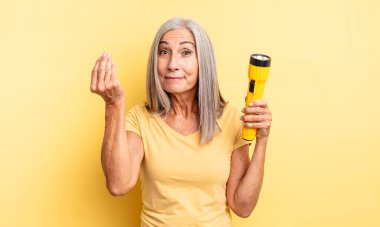 Orta yaşlı, güzel bir kadın kapiş ya da para hareketi yapıp sana ödemeni söylüyor. fener konsepti