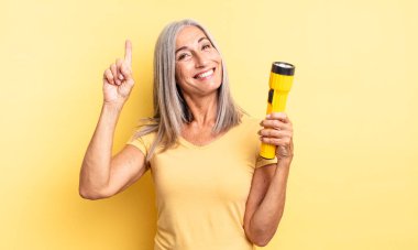 Orta yaşlı, güzel bir kadın bir fikri fark ettikten sonra mutlu ve heyecanlı bir dahi gibi hissediyor. fener konsepti