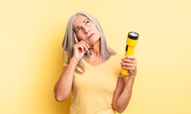 Orta yaşlı, güzel bir kadın bıkkın, yorgun ve uykulu hissediyor. fener konsepti