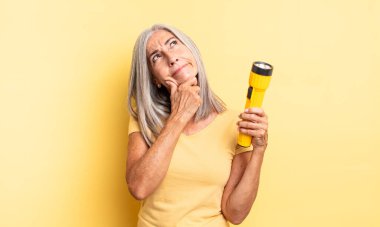 Orta yaşlı, düşünceli, kuşkulu ve kafası karışık bir kadın. fener konsepti