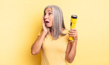 Orta yaşlı, güzel bir kadın mutlu, heyecanlı ve şaşırmış hissediyor. fener konsepti