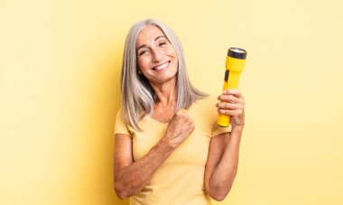 Orta yaşlı, güzel bir kadın kendini mutlu hisseder ve bir meydan okumayla yüzleşir ya da kutlama yapar. fener konsepti