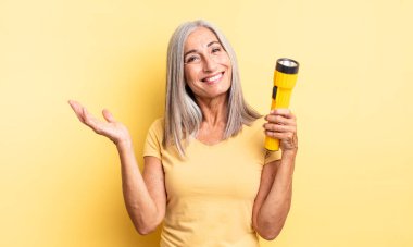 Orta yaşlı, güzel bir kadın kendini mutlu hissediyor. Bir çözüm ya da fikir bulduğuna şaşırıyor. fener konsepti