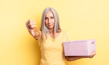 Orta yaşlı, güzel bir kadın kendini kötü hissediyor. boş sepet konsepti