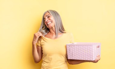 Orta yaşlı güzel bir kadın stresli, endişeli, yorgun ve hayal kırıklığına uğramış hissediyor. boş sepet konsepti