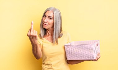 Orta yaşlı, güzel bir kadın sinirli, sinirli, asi ve agresif hissediyor. boş sepet konsepti
