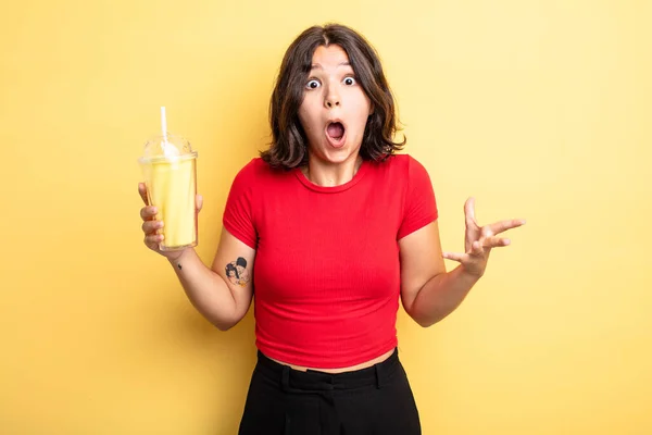 Jeune Jolie Femme Sentant Extrêmement Choquée Surprise Concept Milkshake — Photo