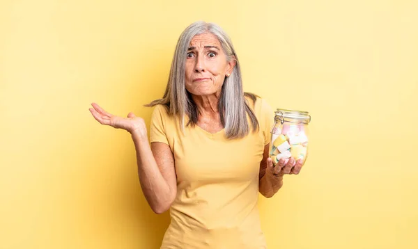 Orta Yaşlı Güzel Bir Kadın Şaşkın Şaşkın Şüpheci Hissediyor Şeker — Stok fotoğraf