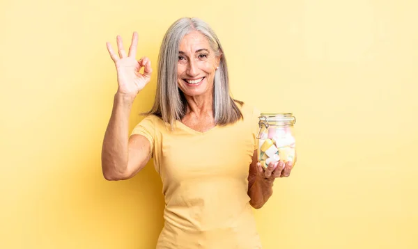 Mulher Bonita Meia Idade Sentindo Feliz Mostrando Aprovação Com Gesto — Fotografia de Stock