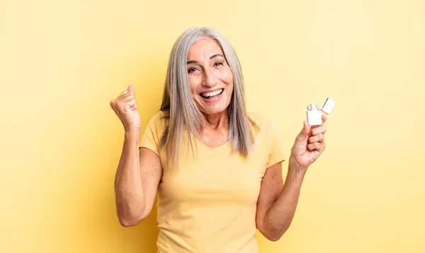 Mulher Bonita Meia Idade Sentindo Chocado Rindo Celebrando Sucesso Conceito — Fotografia de Stock