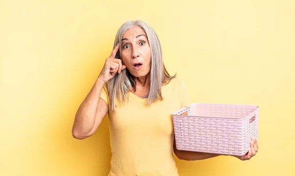 Middle Age Pretty Woman Looking Surprised Realizing New Thought Idea — Stock Photo, Image