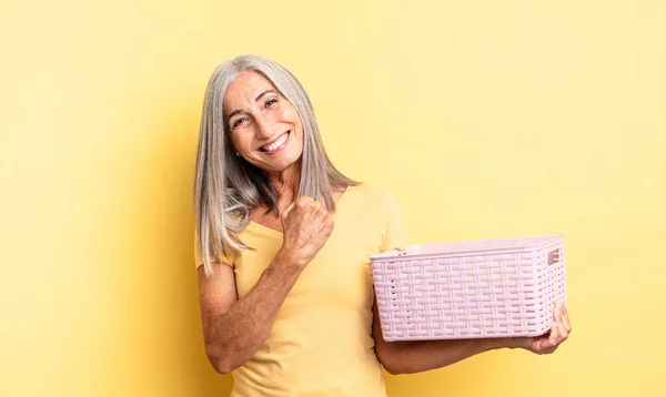 Mezza Età Bella Donna Sentirsi Felice Fronte Una Sfida Festeggiare — Foto Stock