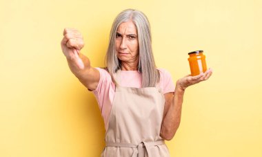 Orta yaşlı, güzel bir kadın kendini kötü hissediyor. Şeftali reçeli