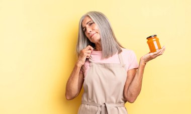 Orta yaşlı güzel bir kadın stresli, endişeli, yorgun ve hayal kırıklığına uğramış hissediyor. Şeftali reçeli