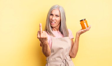 Orta yaşlı, güzel bir kadın sinirli, sinirli, asi ve agresif hissediyor. Şeftali reçeli