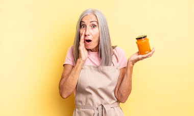 Orta yaşlı, güzel bir kadın şok olmuş ve korkmuş hissediyor. Şeftali reçeli