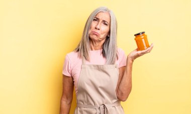 Orta yaşlı, güzel bir kadın üzgün ve mızmızlanıyor. Mutsuz bir bakışı var ve ağlıyor. Şeftali reçeli