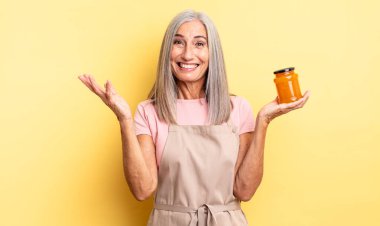 Orta yaşlı, güzel bir kadın kendini mutlu hissediyor. Bir çözüm ya da fikir bulduğuna şaşırıyor. Şeftali reçeli