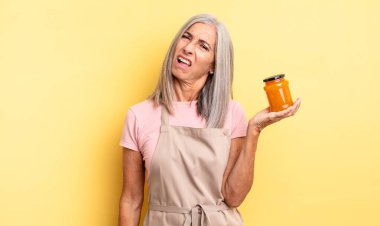 Orta yaşlı, güzel bir kadın şaşkın ve kafası karışık hissediyor. Şeftali reçeli