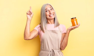 Orta yaşlı, güzel bir kadın bir fikri fark ettikten sonra mutlu ve heyecanlı bir dahi gibi hissediyor. Şeftali reçeli