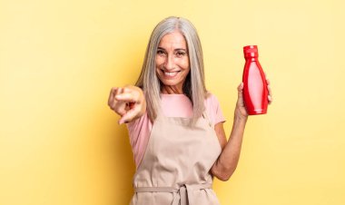 Orta yaşlı, güzel bir kadın kamerayı işaret ederek seni seçiyor. Ketçap konsepti