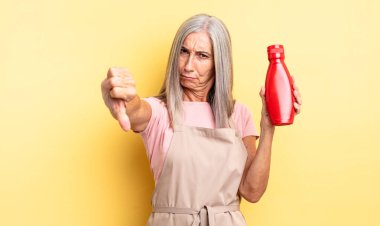 Orta yaşlı, güzel bir kadın kendini kötü hissediyor. Ketçap konsepti