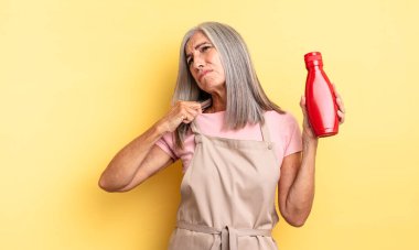 Orta yaşlı güzel bir kadın stresli, endişeli, yorgun ve hayal kırıklığına uğramış hissediyor. Ketçap konsepti