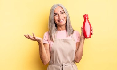 Orta yaşlı, güzel bir kadın kendini mutlu hissediyor. Bir çözüm ya da fikir bulduğuna şaşırıyor. Ketçap konsepti