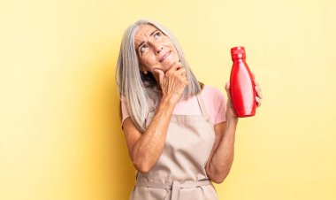 Orta yaşlı, düşünceli, kuşkulu ve kafası karışık bir kadın. Ketçap konsepti