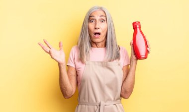 Orta yaşlı güzel bir kadın son derece şaşkın ve şaşırmış hissediyor. Ketçap konsepti