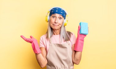 Orta yaşlı, güzel bir kadın şaşkın, şaşkın ve şüpheci hissediyor. Temizleyici.