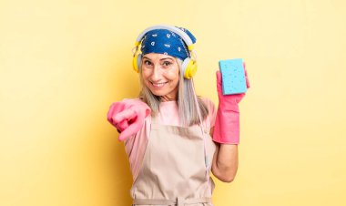 Orta yaşlı, güzel bir kadın kamerayı işaret ederek seni seçiyor. Temizleyici.