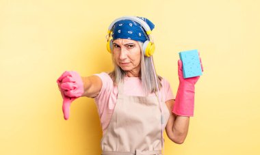 Orta yaşlı, güzel bir kadın kendini kötü hissediyor. Temizleyici.