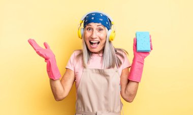 Orta yaşlı, güzel bir kadın inanılmaz bir şey karşısında mutlu ve şaşkın hissediyor. Temizleyici.