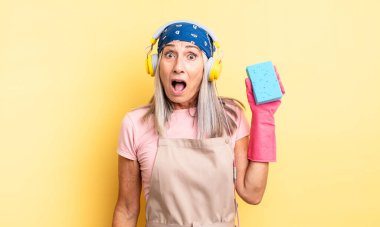 Orta yaşlı güzel bir kadın çok şaşırmış ya da şaşkın görünüyor. Temizleyici.