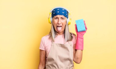 Orta yaşlı, neşeli ve asi tavırları olan, şaka yapan ve dilini dışarı çıkaran güzel bir kadın. Temizleyici.